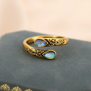 Anello a cucchiaio stile vittoriano vintage con pietre di luna blu e rilievi floreali