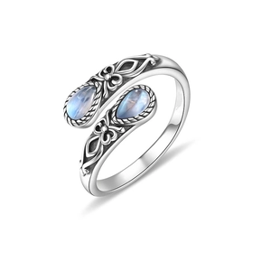 Dettaglio di anello a cucchiaio vintage con pietre di luna e rilievi floreali