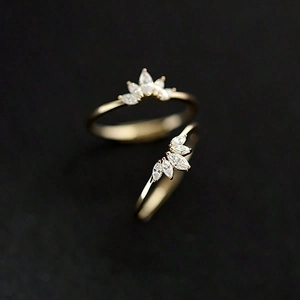 Elegante goldene Kronenringe mit Marquise-Schliff-Steinen im minimalistischen Schmuckset