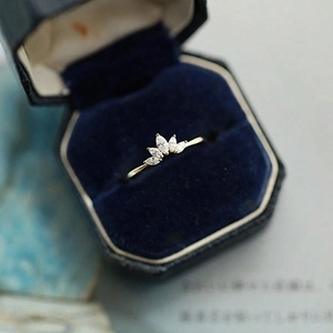 Detail von Marquise-Schliff-Steinen am Kronenring in einer blauen Samt-Schmuckdose