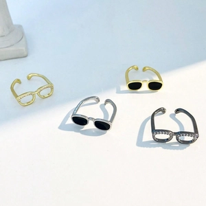 Miniatur Sonnenbrillen Ring-Set in Gold, Silber und Schwarz mit verstellbarem Design