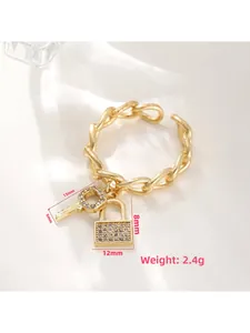 Detail van verstelbare gouden kettingring met zirkonia hangslot en sleutelhangers