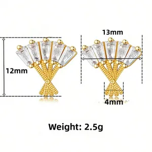 Detailansicht der fächerförmigen Ohrstecker in Gold mit Zirkonia-Inlays und 12x13mm Größe