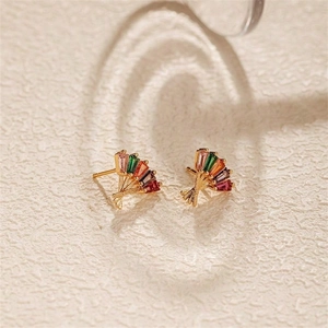 Ohrstecker aus Gold in Fächerform mit bunten Edelsteinen auf edlem Naturstein