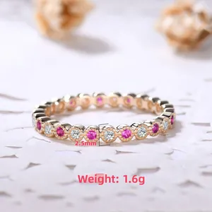 Dettaglio ravvicinato di anello eternity in oro rosa 2,5mm con pietre rosa, peso 1,6g