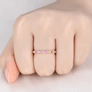 Dettaglio anello oro rosa con pietre rosa e bianche e incastonatura micro-pavé