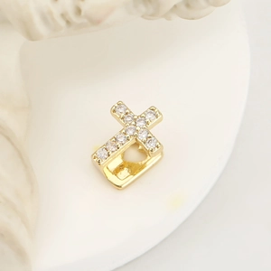 Macro van hiphop kruis tandjuwelen verguld met sprankelende micro-pave zirkonia-steentjes