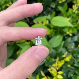 Detail van een kleine zilveren kruis tanden grill met schitterende witte zirkoonstenen
