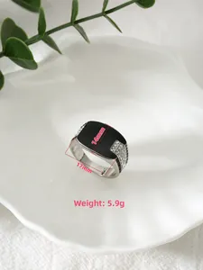 Dettaglio macro dell'anello da uomo con misure di 14mm di larghezza e 17mm