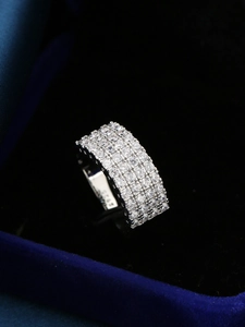 Dettaglio del marchio S925 su anello di lusso con pavé di quattro file di zirconi brillanti