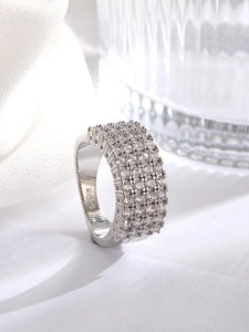 Dettaglio dell'anello in argento S925 con cinque file di zirconi bianchi micro-pavé