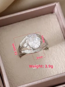 Dettaglio dell'anello moissanite ovale con fascia di diamanti e dimensioni