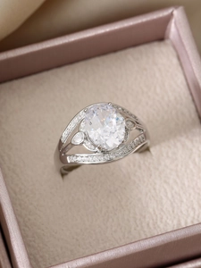 Dettaglio anello con cristallo ovale, gambo diviso e pavé di diamanti lucidi