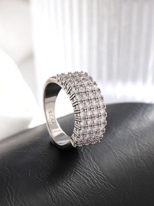 Macro dell'anello in argento S925 con quattro file di pietre di zirconia scintillanti