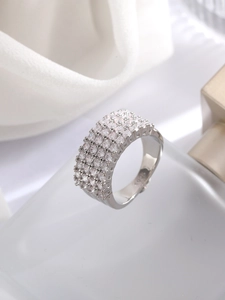 Dettaglio macro dell'anello in argento S925 con pavé di cinque file di zirconi brillanti