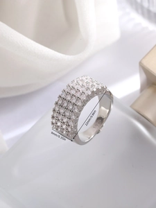 Dettaglio anello in argento S925 a quattro file con zirconi e larghezza di 9mm