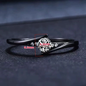 Elegante anello placcato nero con pietra rotonda e dettagli di diamanti scintillanti