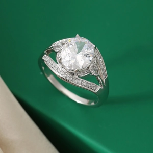 Anello elegante con moissanite ovale e pietre laterali a goccia su fascia d'argento