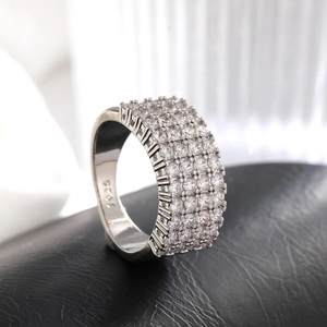 Lussuoso anello a quattro file in argento S925 con pavé di zirconi cubici per donna