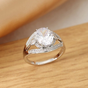 Elegante anello in argento con moissanite ovale centrale e delicati accenti in diamante