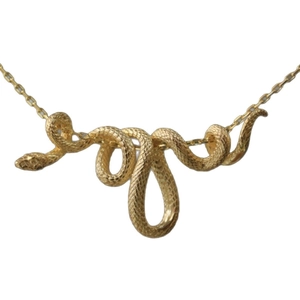 Punk-stijl gouden slang hanger ketting met schubben textuur op een witte achtergrond