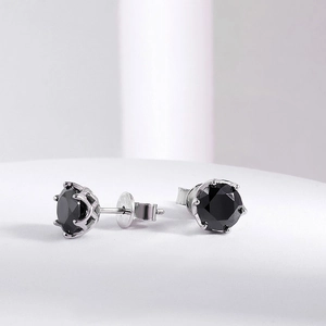 Makroaufnahme klassischer schwarzer Edelstein-Ohrstecker mit silberner Kronenfassung