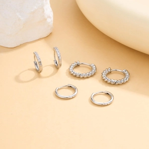 Dreiteiliges Set Silberne Creolen mit Pavé-Diamanten, gedrehtem Design und glattem Finish