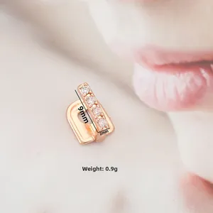 Detailopname van een roségouden tanden grillz met zirkonia en afmetingen getoond