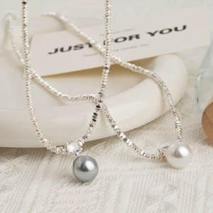 Franse parel hanger ketting met zilveren kralen en fonkelende zirkonia accenten