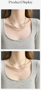 Détail du collier double couche en maille serpent dorée montrant la texture et l'éclat métal