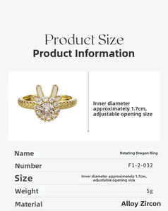 Detailansicht eines verstellbaren Goldrings mit Zirkon und Design mit Hasenohren