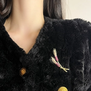 Luxuriöse Weizenähren-Brosche mit Gold-Finish und rosa Zirkonen auf schwarzem Pelz