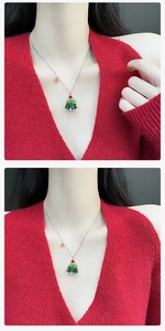 Detailopname van de kerstboom hanger ketting met rode en groene kristallen kralen