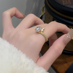 Anello drago rotante dorato con zirconi e dettagli di ali in smalto bianco
