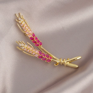Luxuriöse Weizenähren-Brosche mit rosa Kristallen auf vergoldeter Metallbasis