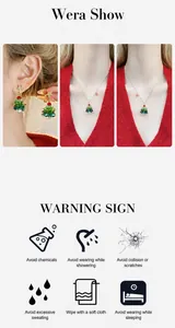 Detail van kerstboom ketting en oorbellen set met kleurrijke kralen en gouden sterren