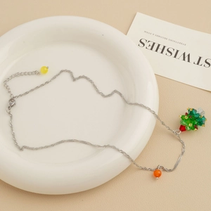 Zilveren ketting met feestelijke groen-rode kralenhanger in de vorm van een kerstboom
