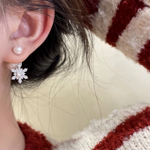 Eleganti orecchini a fiocco di neve con zirconi e perle da donna in stile natalizio