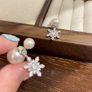 Eleganti orecchini a fiocco di neve in argento con zirconi e grandi perle bianche