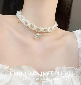 Nahaufnahme der zweilagigen Choker-Halskette mit Perlen und sechseckigem Zirkonia-Anhänger