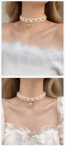 Detail der zweilagigen Choker-Halskette mit cremefarbenem Spitzenband und Zirkon-Anhänger