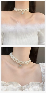 Detail eines zweilagigen Chokers mit weißer Spitze, Perlen und sechseckigem Kristall