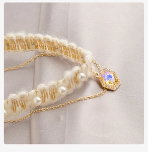 Makro-Detail des Plüsch-Chokers mit Perlen-Akzenten und schillerndem Kristall-Anhänger