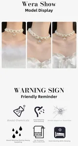 Detail der zweilagigen Choker-Kette mit weißen Perlen, Goldkette und farbigem Kristall