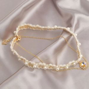 Doppellagiges Choker-Set mit weißem Plüsch, Perlen und einem goldenen Kristallanhänger