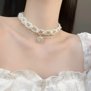Zweilagiges Spitzen-Choker mit Perlen und einem schimmernden Hexagonal-Kristallanhänger