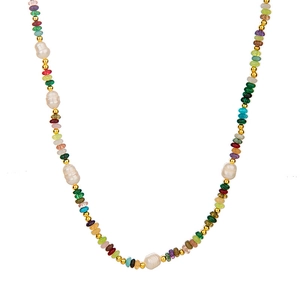 Regenboog kralenketting met zoetwaterparels en gouden accenten op witte achtergrond