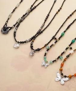 Collectie Neo-Chinese etnische kettingen met jade kralen en antieke zilveren hangers