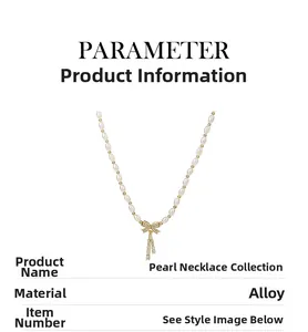 Detail van een parelketting met een gouden strikhanger en kristallen op een legering