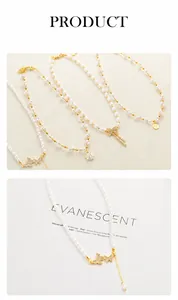 Detailweergave van parelkettingen met vlinderhangers en vintage goudkleurige munten